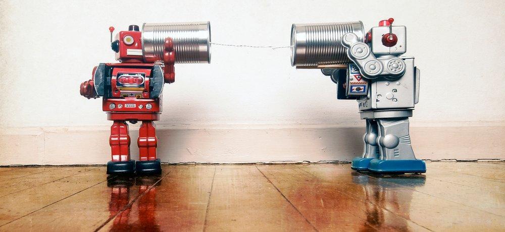 Twee verschillende robots die met elkaar communiceren.